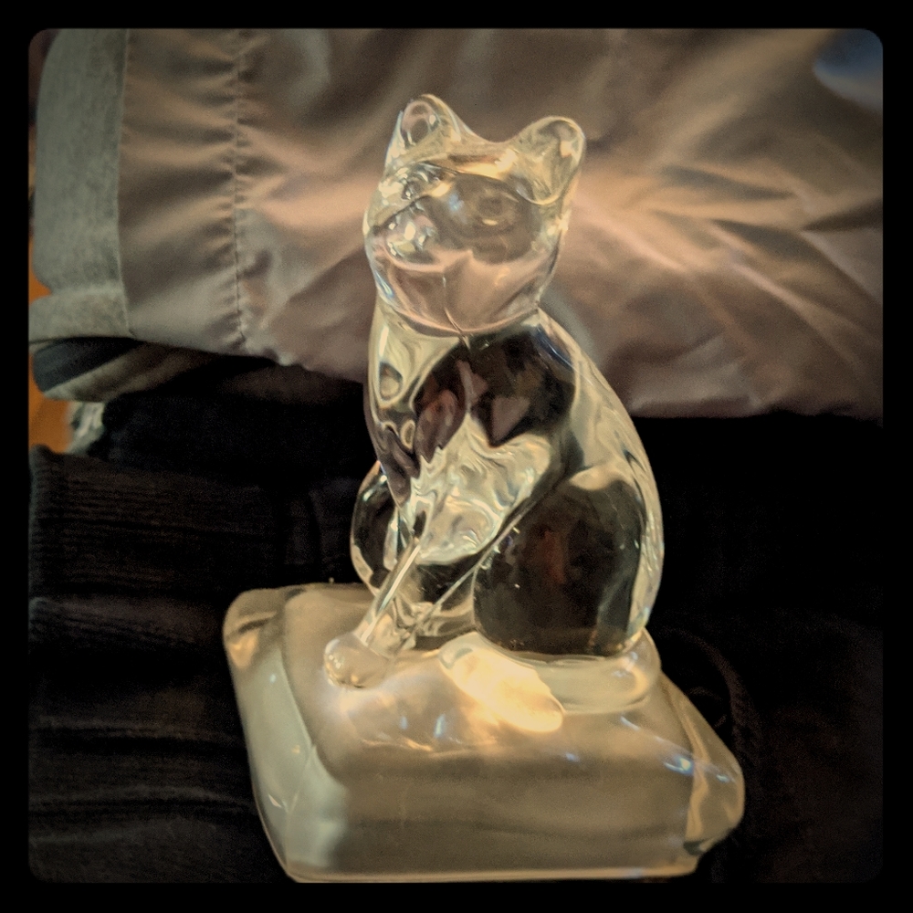 Crystal cat figure